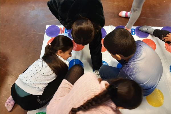 Kinderen leren al spelend over hun emoties praten