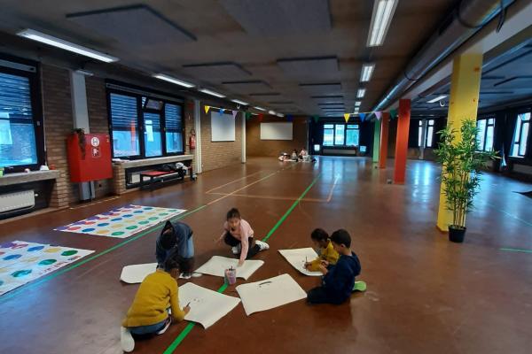 Kinderen leren al spelend over hun emoties praten