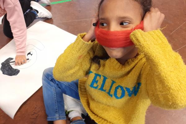 Kinderen leren al spelend over hun emoties praten