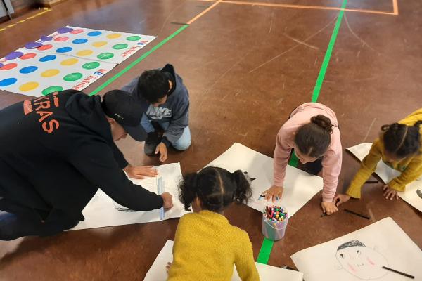 Kinderen leren al spelend over hun emoties praten