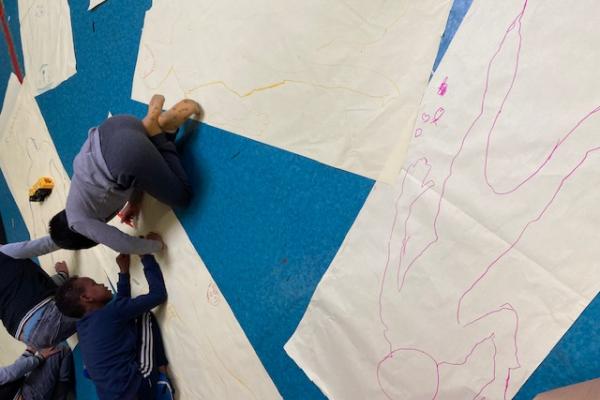 Kinderen leren al spelend over hun emoties praten