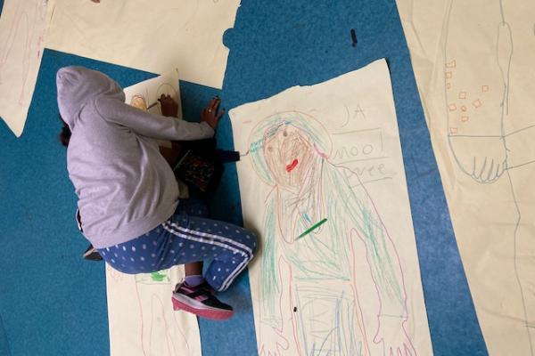 Kinderen leren al spelend over hun emoties praten