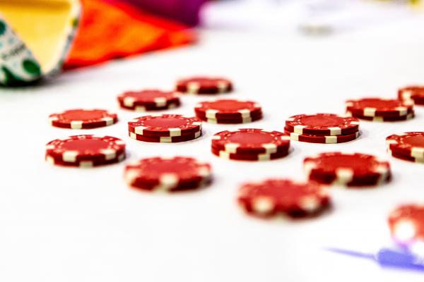 Tieners en ouderen spelen samen casino in Merksem